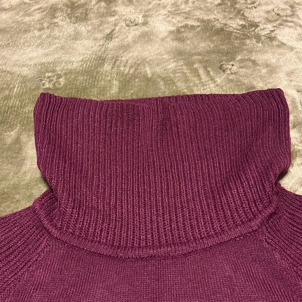 sweater - Picture 3 of 4